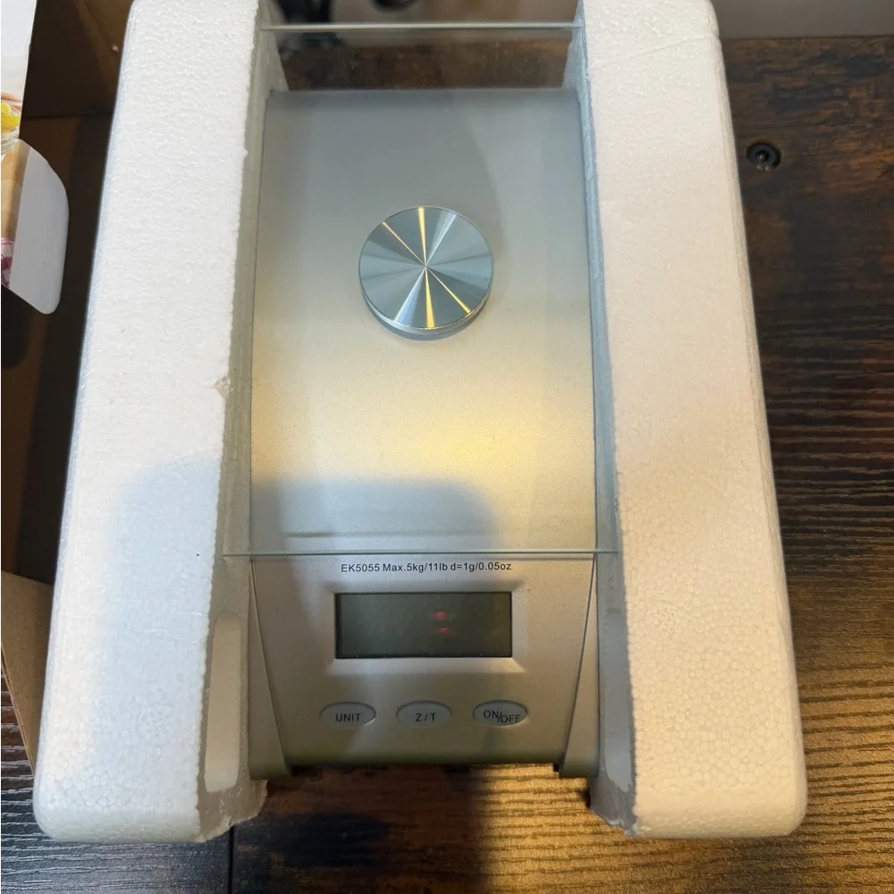 Mainstays Glass Digital Kitchen Scale with a 5000g/11 lb capacity.